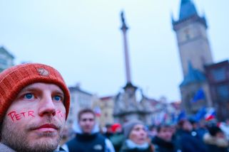 Foto: Radši rozpustný než Turka! Podívejte se mezi demonstranty, kteří na podporu prezidenta zaplnili centrum Prahy
