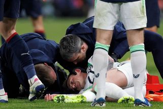 MS fotbal | Místo penalt bezvědomí po pár sekundách na hřišti. Irský záložník z Edenu mířil do nemocnice - Sport.cz