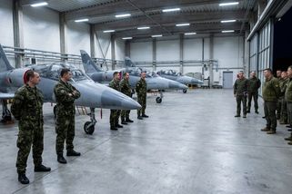 Čtyři letouny pro Ukrajinu? Technicky možné, politicky výbušné