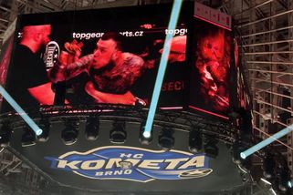 Vyhrocený Clash: Mikuláškovi soupeř ukousl ucho, pak se strhla hromadná rvačka mezi diváky!