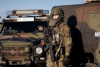 Drsný režim pro muže: Bez povolení armády nesmí opustit zemi