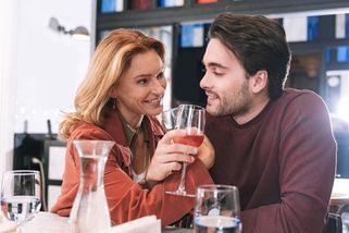 Jaký je ideální věkový rozdíl mezi mužem a ženou? A proč může být starším ženám lépe s mladším mužem?