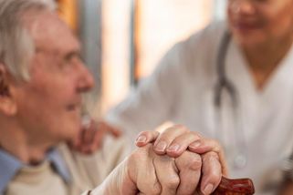 Zůstaň doma s dědou, stát to platí. Radikální změna péče počítá s alimenty na rodiče