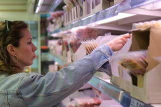 Koupili jste je taky? Albert a Lidl stahují salámy i maso v konzervě. Mizí i víno a kaki