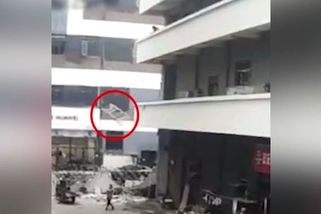 Vyhodil železný rám postele z druhého patra. Načasování nemohlo být horší - Novinky