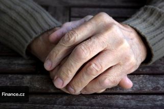 Pracující důchodce odvádí pojištění vždy, i když má na důchodové slevu. Podnikatel za to nemusí pojištění na důchod odvést vůbec