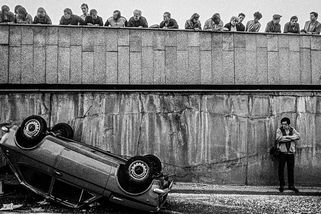 Výstava fotografií Sanitka ukazuje fenomén čumilů, které láká neštěstí - Novinky