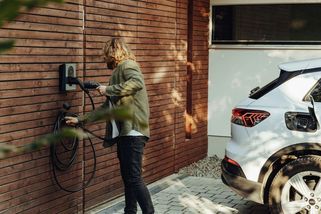 Jeden větrník nahradí miliony litrů benzinu. Česko by mohlo pohánět auta elektřinou