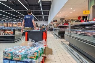 „Regál byl vybraný, tak jsem sáhl do palety. Netušil jsem, co spustím," popisuje zákazník nepříjemnou zkušenost