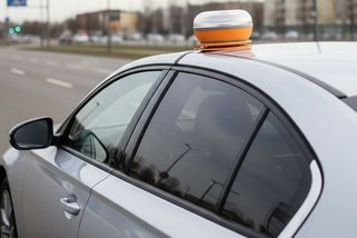 Zapomeňte na výstražný trojúhelník! Do oblíbené dovolenkové destinace musíte nově s majákem, jinak hrozí vysoké pokuty - Garáž.cz