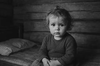 Dítě v hájovně. Příběh dvouleté holčičky, kterou v roce 1949 nechala StB samotnou v lese - Médium.cz