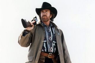 Zemřel Chuck Norris (†86). V legendárních „vtípcích“ ale bude žít navždy - Super.cz