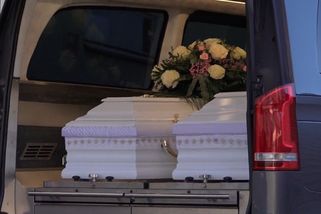 Bílé rakve a stovky lidí: Valašské Klobouky se loučily s Eliškou a Lukášem. Zemřeli na motorce