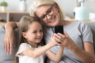 „Nejsem hlídací služba.“ Moderní babičky pracují, cestují a hledají vlastní roli, říká odbornice