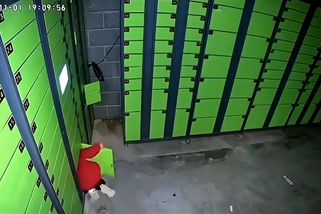 Chlapec v Číně uvázl ve výdejním boxu - Novinky