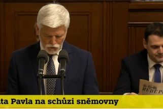 Macinka listoval Rudým právem během projevu Pavla. Ve Sněmovně to působilo jako provokace
