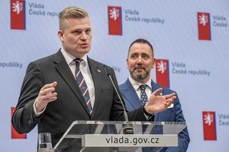 Jsem z jižní Moravy a mám rád slunce, vysvětluje Červený, proč nesedí v kanceláři ministra. Tu zabral Filip Turek