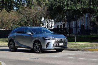 Zloději jeli v ukradeném autě nepřipoutaní, tučná pokuta přišla majitelům vozu - Novinky