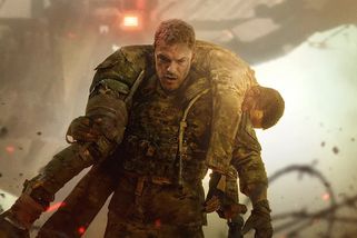 Větší hit, než se čekalo. Akční sci-fi s robotickým emzákem je nejsledovanějším filmem Netflixu v tomto roce