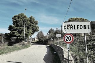 Zavítali jsme do Corleone: Jméno mafiánského bosse nevyslovujte moc nahlas, řekl nám průvodce - Médium.cz