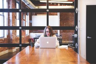 Ve 48 jsem odešla z korporátu. Kamarádi čekají na můj pád, já čekám na vysněný klid - Médium.cz