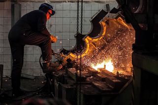 Další sovětské eskalátory z pražského metra mizí. Dělníci je na Floře nyní postupně odstraňují - Novinky