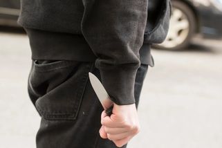 Třináctileté děti usekly prst muži v kiosku mačetou. Pobouřené Německo volá po snížení věku trestní odpovědnosti - Echo24.cz