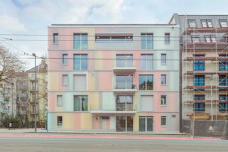 Družstvo si postavilo dům, kde nikdo nechtěl bydlet, malé byty nemají kuchyň, zato je tam školka a sdílené elektromobily | archSPACE