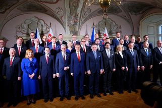 Babiš s Ficem pod jednou střechou. Vítal je protest i hejtman s chlebem - Seznam Zprávy