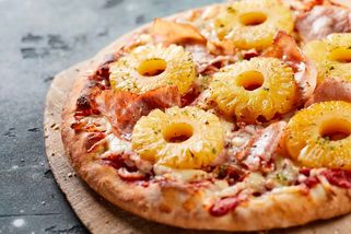 „Jen si dej, ty zrůdo!“ Pizzerie se vydala do boje proti ananasu na pizze, hříšníci za ni mají tvrdě platit - Echo24.cz
