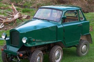 Kutil si postavil šestikolku z Trabantu a Octavie. Tahá s ní dřevo na horách