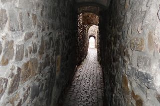 Prošli jsme se nejužší pojmenovanou uličkou v ČR. Dříve sloužila výhradně pro kata - Médium.cz