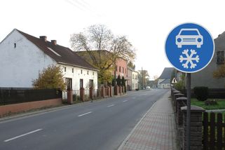 Zimní pneumatiky jsou v Česku povinné i v létě. Řidiči změnu netuší, jízdou na letních riskují pokuty