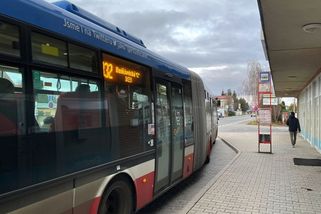 „Pojede jenom jedna.“ Řidič vykázal z autobusu matku s kočárkem - Seznam Zprávy