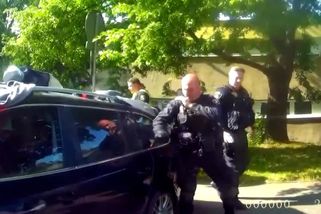 Ať se nelekne, bude rána. Strážníci v Brně vysvobozovali batole z rozpáleného auta - Novinky