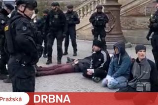 Aktivisté zastavili provoz na magistrále. Blokovali provoz u muzea