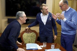 Byl to obyčejný kapesník. Elysejský palác utnul dezinformace o Macronově kokainu ve vlaku do Kyjeva - Novinky