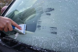 Nastartovaný motor a škrábání skel: Zvyk, který může stát tisíce