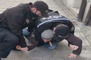 Muž zakleknutý strážníky: Bezdůvodně mě napadli a syna pak nechali na ulici - Seznam Zprávy