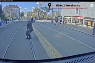 Matka s dětmi vběhla v Praze přímo před tramvaj. Dopravní podnik ukázal drastická videa ze střetů s chodci - Novinky