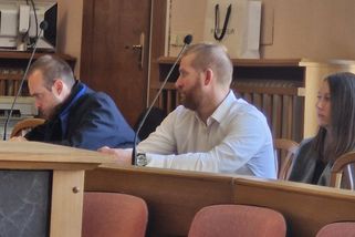 Soud potvrdil podmínky policejnímu páru za zmlácení dívky v opilosti před pražským barem - Novinky