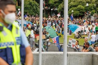 Úřady rozhánějí odpůrce očkování hudbou, pouští jim Macarenu - Seznam Zprávy