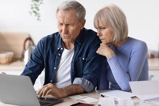 Poloviční krácení předčasného důchodu láká. Jenže do 45 let pojištění se nepočítá všechno - Médium.cz