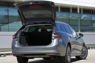 Nejen škrabka a deštník. Nová Škoda Superb je plná skrytých vychytávek - Novinky