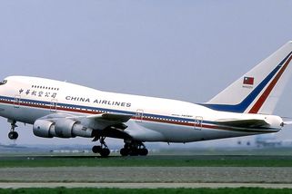 Jumbo Jet China Airlines se za pouhé 2 minuty propadl o 10 000 metrů a řítil se k zemi - Médium.cz