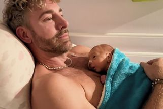 Když táta zaskočí za mámu. Hruď otce může křehkému bojovníkovi přinést pocit bezpečí - Novinky