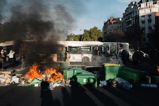 Fotky: Požáry v pařížských ulicích. Nové hnutí protestuje proti Macronovi - Seznam Zprávy