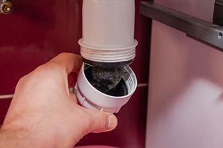 Babiččina rada nad zlato: Stačí lžička do odtoku a za pár minut zmizí i roky staré chuchvalce vlasů - SportDeník