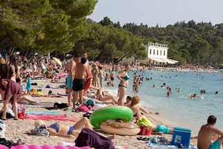 Chorvatská Makarska zakročila proti blokování míst na pláži. Lidé o věci přijdou