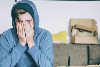 Moderní lichváři už nepůjčují na ulici. Míří na byty a domy lidí v tísni, varuje studie - Médium.cz